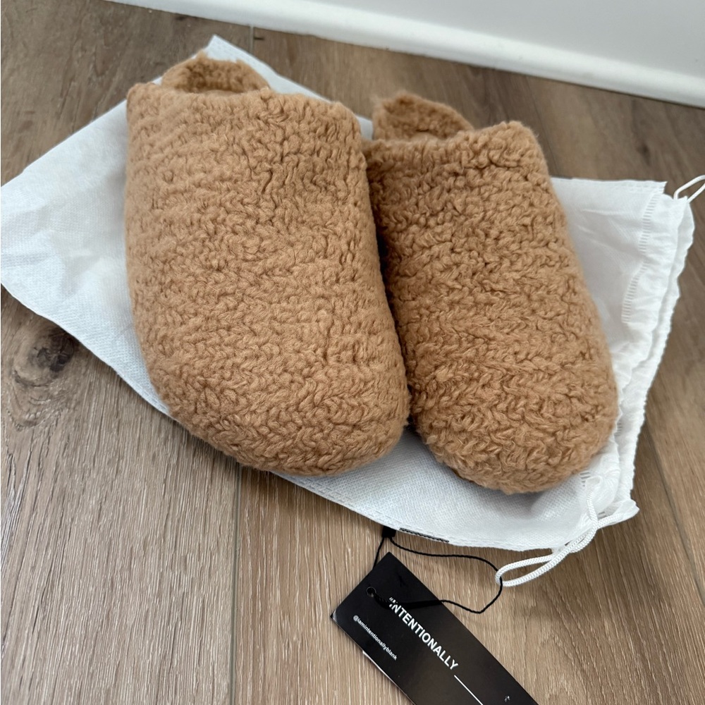 NWT Intentionally Blank Anthropologie Apres Faux Fur Sherpa Slippers size 10